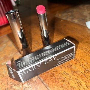 True dimensional lipstick